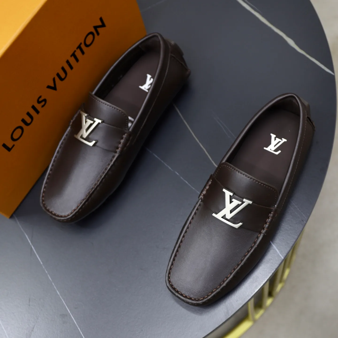 Ex-factory price: 480💰【LV】Louis Vuitton ⚠️High-end men’s driving and pedal series ⚠️38-44 (customized for 45) ⚠️All original cowhide leather! Thick and soft! Made entirely of calfskin lining! Rubber sheet anti-slip beanie sole! Three-dimensional package technology! Fashionable and classic! Handicrafts! Original high quality! Feel free to compare!